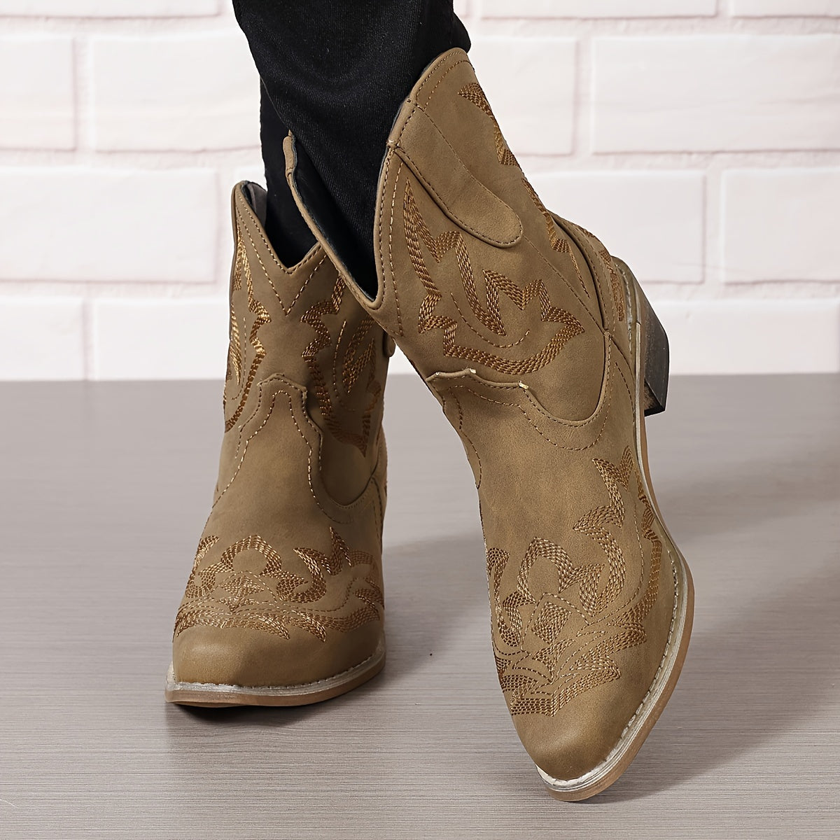 Gazelle™ - Women&#39;s V-cut Western Boots