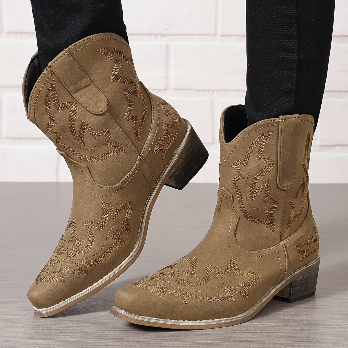 Gazelle™ - Women&#39;s V-cut Western Boots